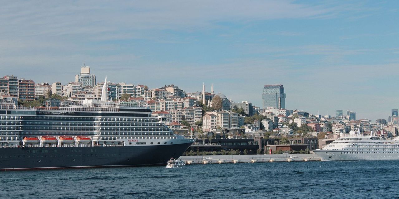 A cruise ship docked in a harbor | Source: Pexels