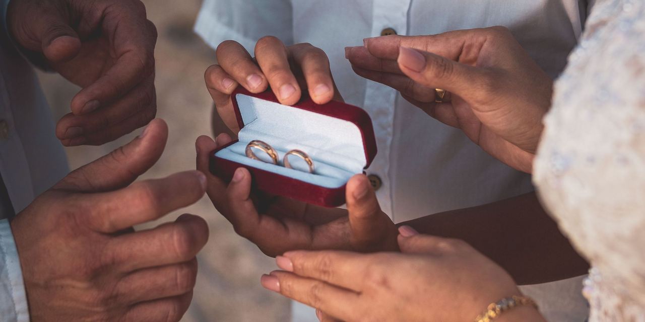 Wedding rings in a velvet box | Source: Pexels