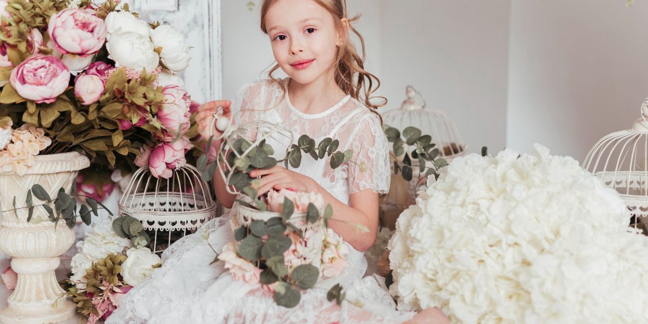 A girl surrounded by flowers | Source: Magnific