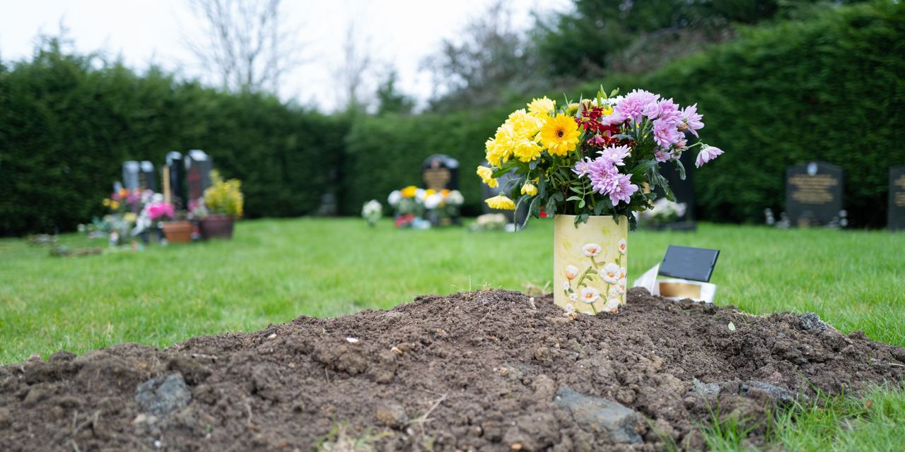 Flowers on a grave | Source: Shutterstock