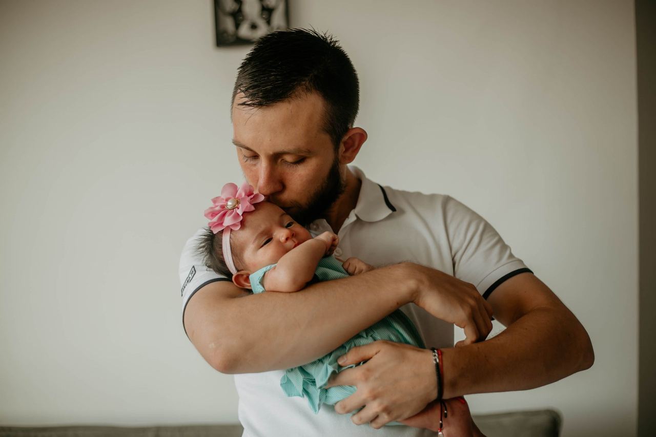 A man holding his daughter | Source: Pexels