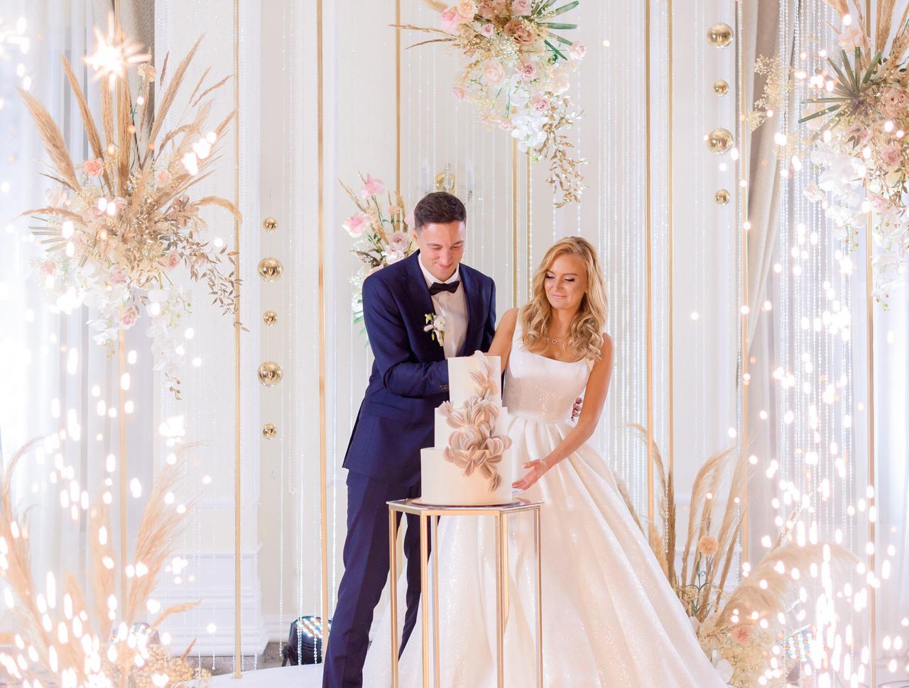 A bride and a groom cutting a cake | Source: Magnific