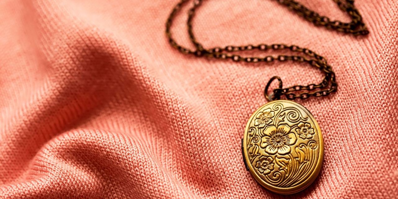 A close-up of a locket | Source: Shutterstock