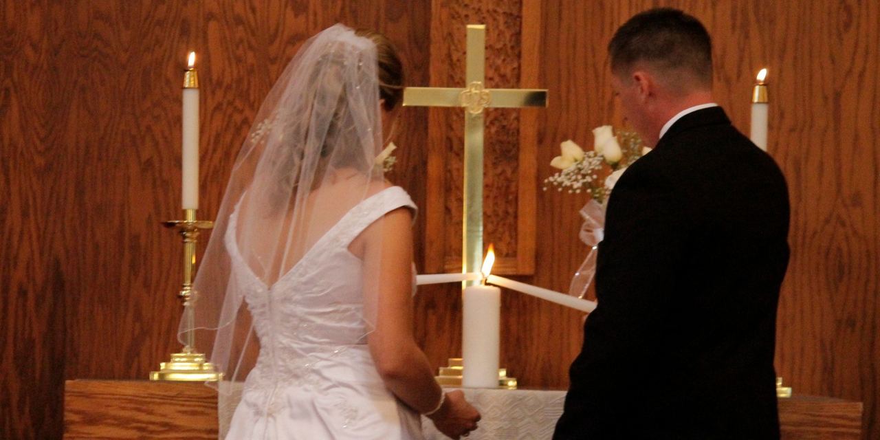 A couple on their wedding day | Source: Flickr / Robert Kintner/CC BY-SA2.0