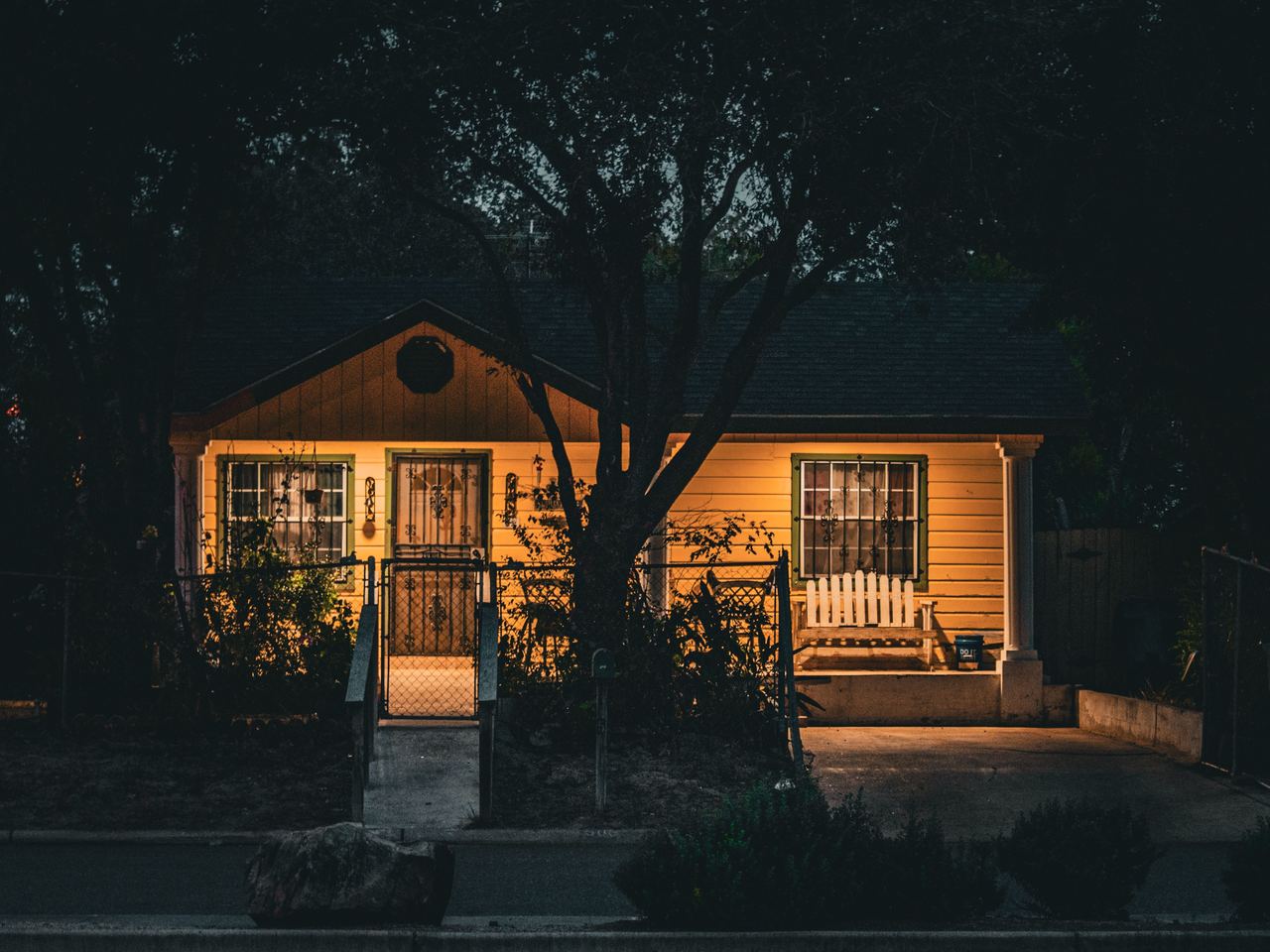 A warmly lit cozy house | Source: Pexels