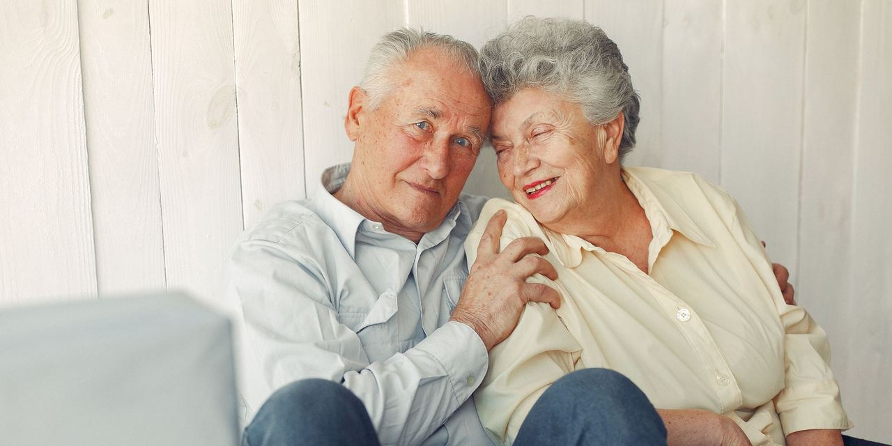 A happy elderly couple embracing | Source: Magnific