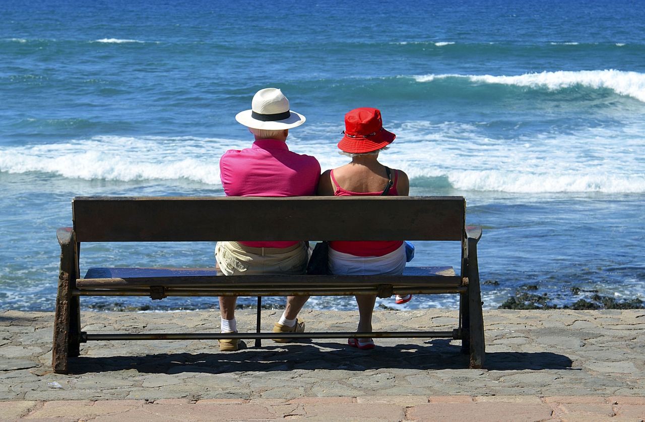 Senior couple sitting on a bench by the ocean | Source: Shutterstock