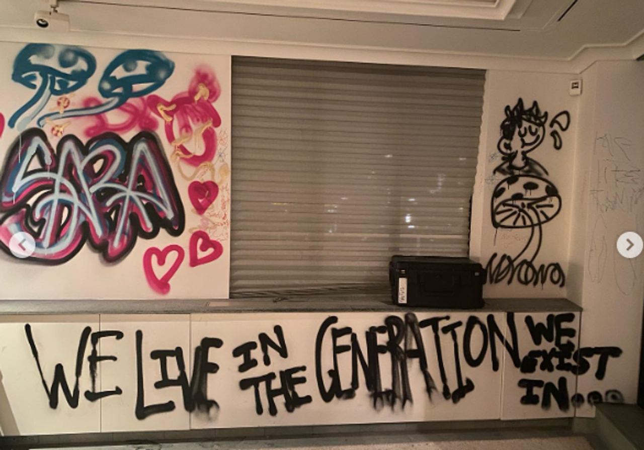 The soon-to-be-demolished interior became an enormous canvas, with graffiti stretching across walls and cabinetry.It is almost impossible to connect this scene with the immaculately finished home that eventually replaced it. | Source: Instagram/sophiaemeloni