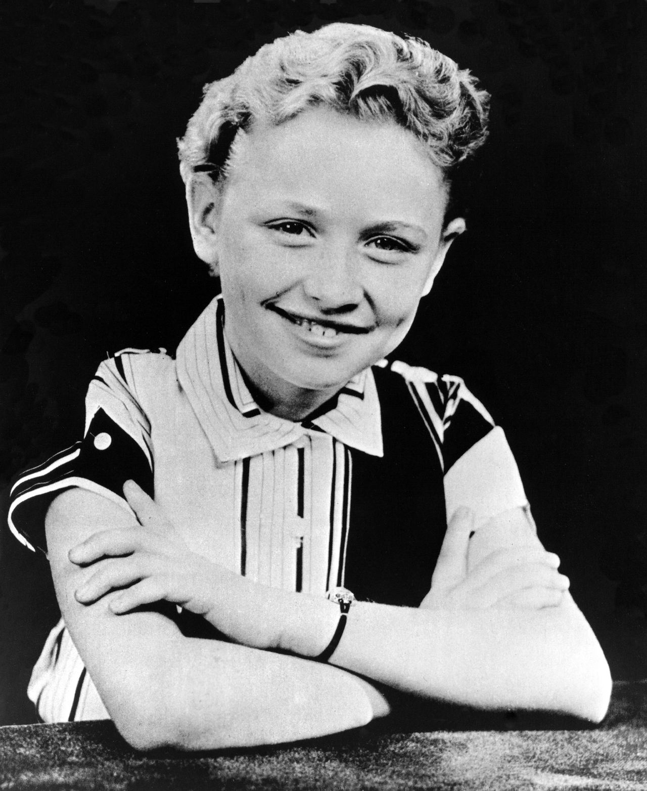 By childhood, Parton was already treating music as more than a pastime, singing into a homemade tin-can microphone and imagining herself before real audiences. She later said those porch performances helped nurture the dream that would eventually take her to the Grand Ole Opry. | Source: Getty Images