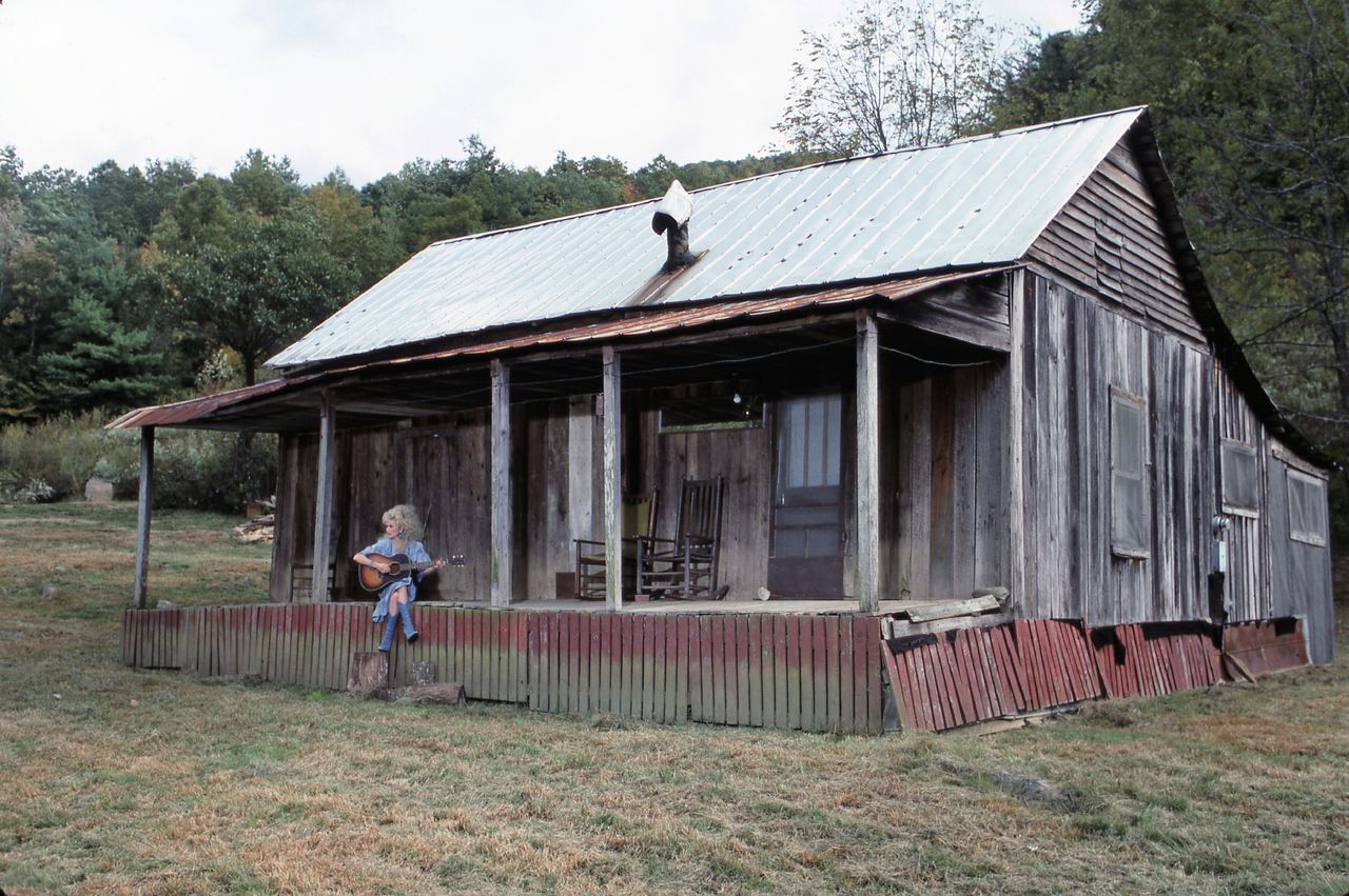 Parton's childhood in Locust Ridge became one of the defining narratives of her music, from "My Tennessee Mountain Home" to "Coat of Many Colors." The original family cabin still stands in Tennessee today, although it is not open to the public. | Source: Getty Images