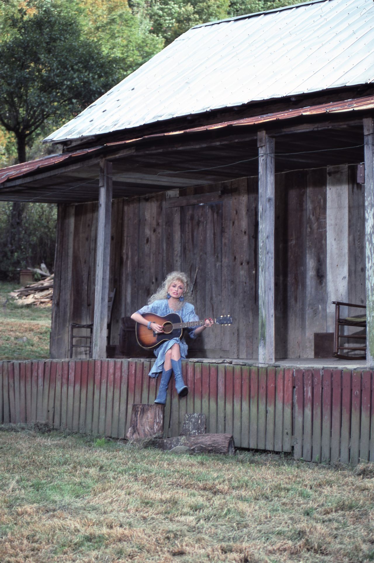 Even after enormous success, Parton repeatedly returned to the mountain home in her storytelling and songs. She eventually bought the property back after her parents had sold it and restored the cabin to resemble the home she remembered from childhood. | Source: Getty Images
