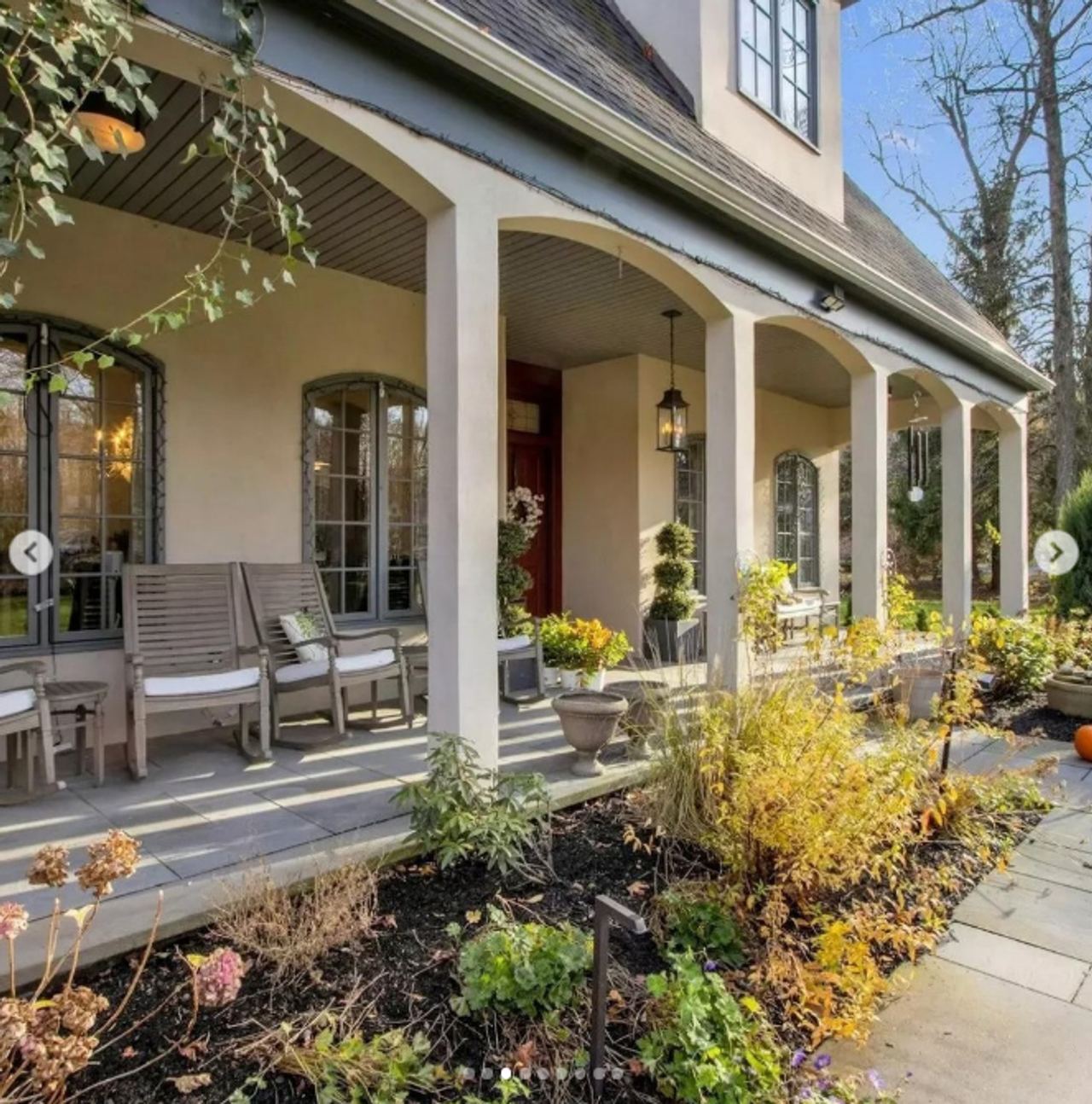 The porch area of Hayden Panettiere's former chidlhood home at 129 Washington Spring Road in Snedens Landing, New York. | Source: Instagram/ellissothebysrealty