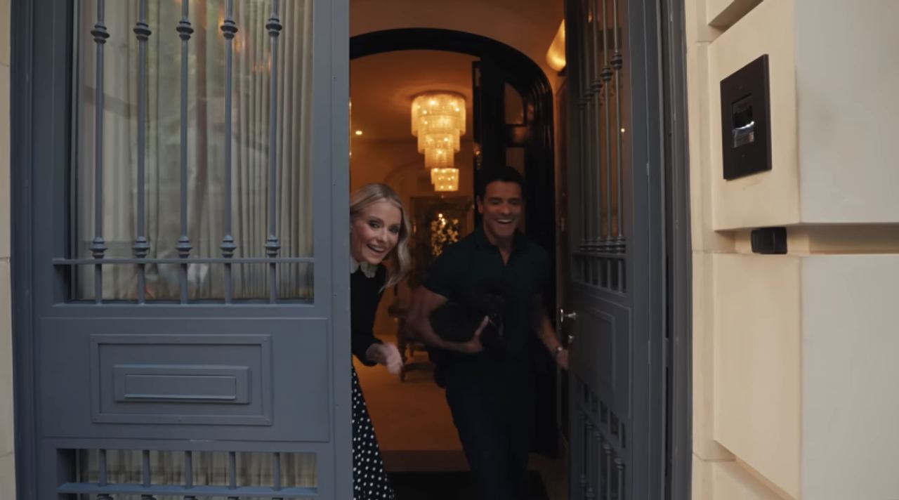 The townhouse immediately sets a theatrical tone, which fits a couple who have spent decades moving between family life and television sets. Kelly has said she likes "a bit of dazzle," and the entrance makes that clear from the first step inside. | Source: YouTube/Architectural Digest