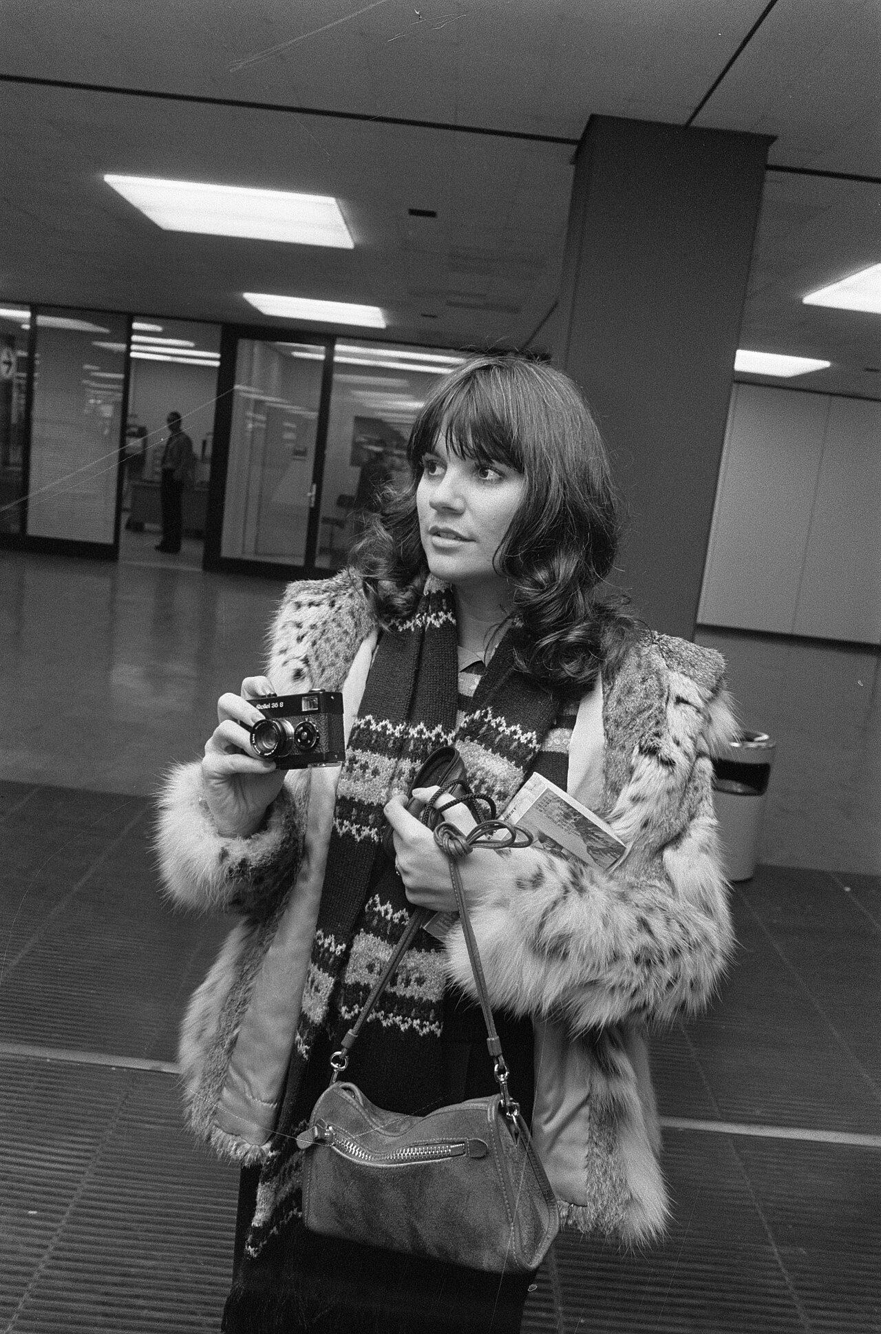 Zangeres Linda Ronstadt op Schiphol, Bestanddeelnr 928-8975
