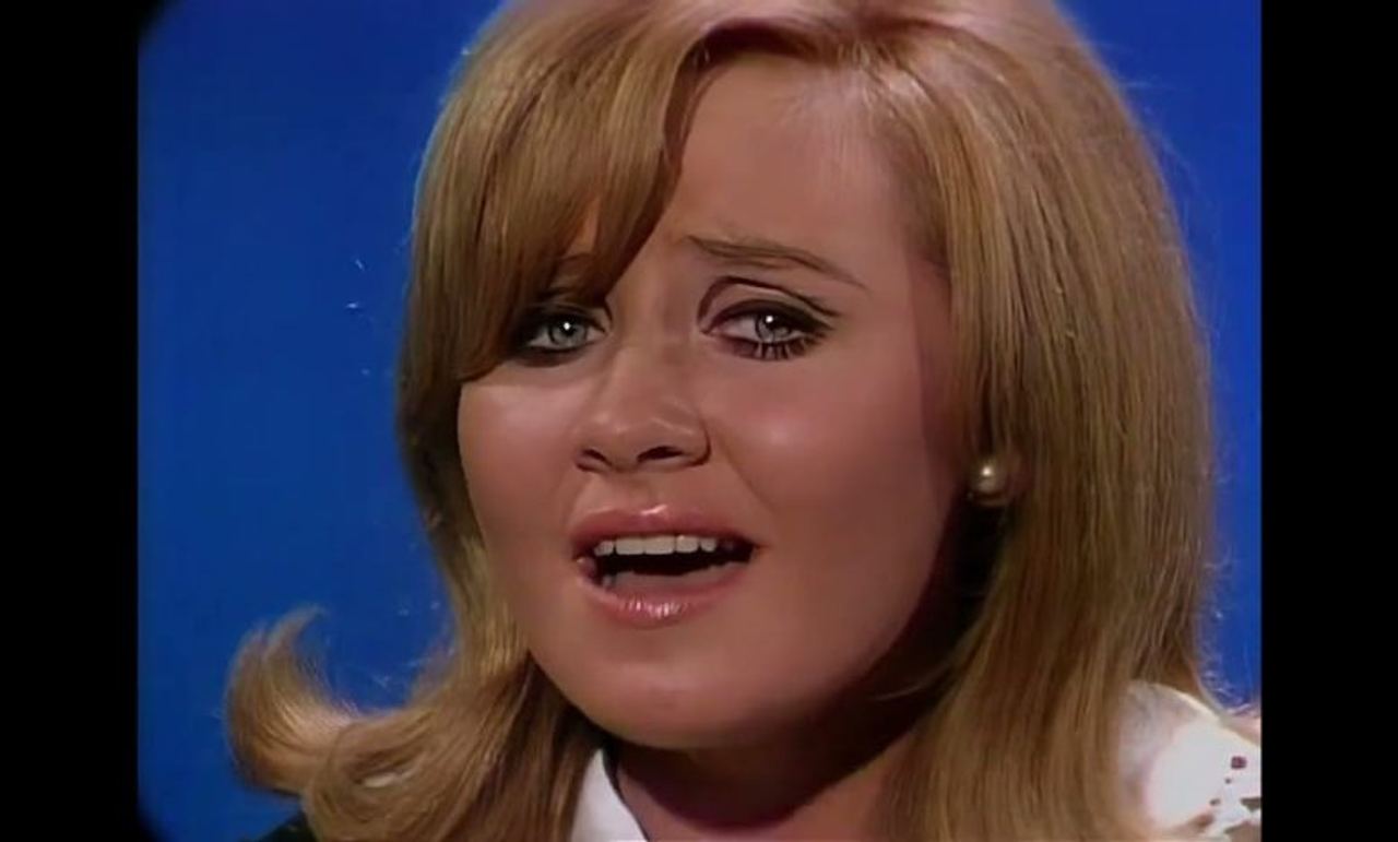 Lulu’s “To Sir With Love” Becomes a Defining Anthem of 1967, Fusing British Pop Charm with American Emotion and Timeless