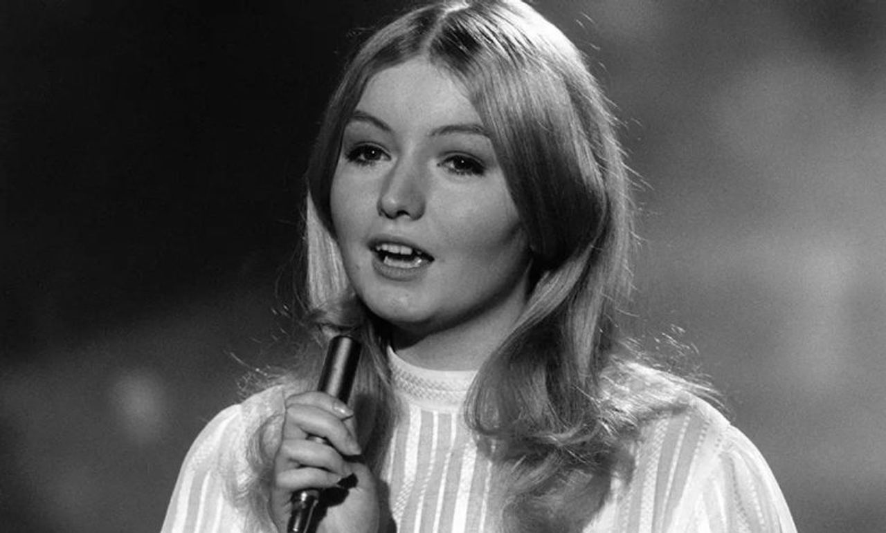 Mary Hopkin’s “Those Were the Days” – A Bittersweet Time Capsule That Captured a Generation