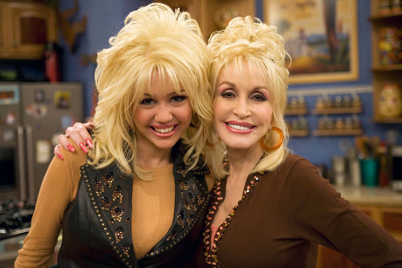 Miley Cyrus and Dolly Parton pose together in 2007, capturing the close bond between the singer and her famous godmother years before Parton's death. | Source: Getty Images