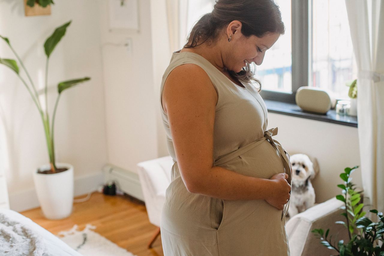Pregnant woman carefully holding her belly | Source: Pexels