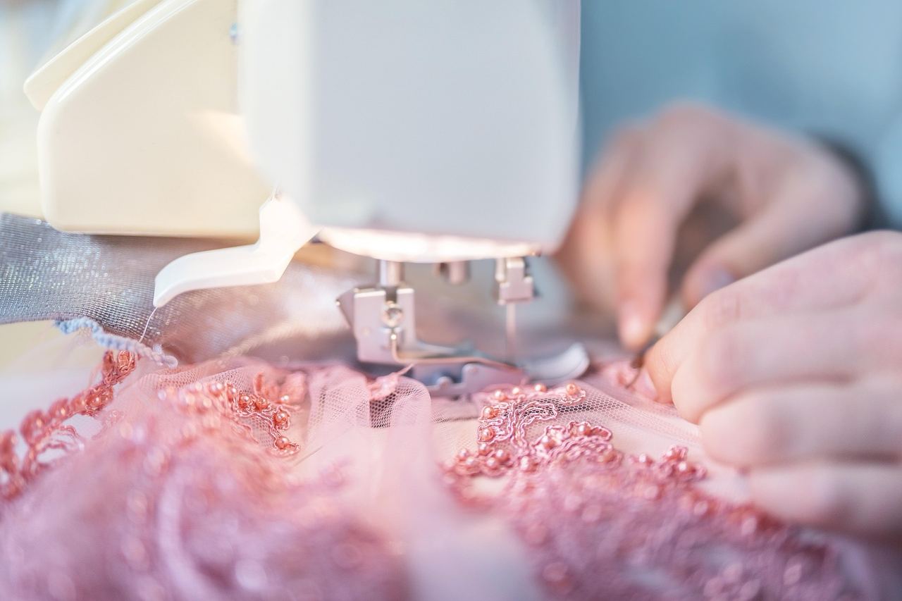 A person sewing a dress | Source: Pixabay