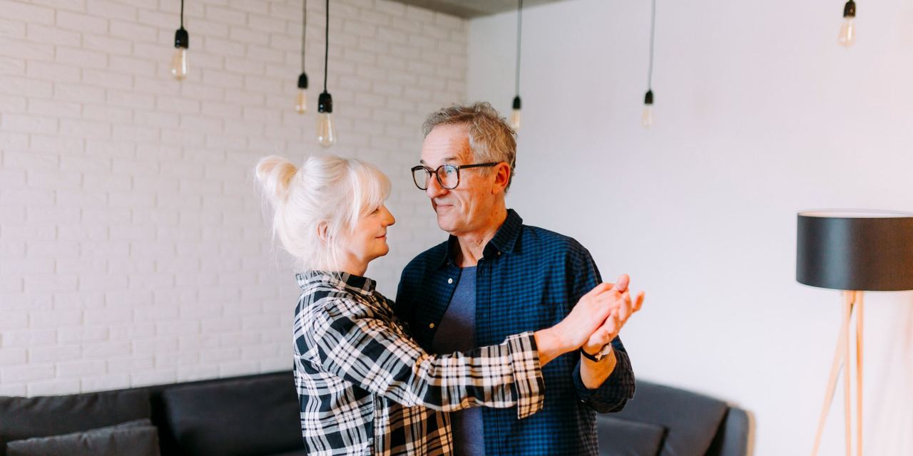 An elderly couple dancing | Source: Magnific