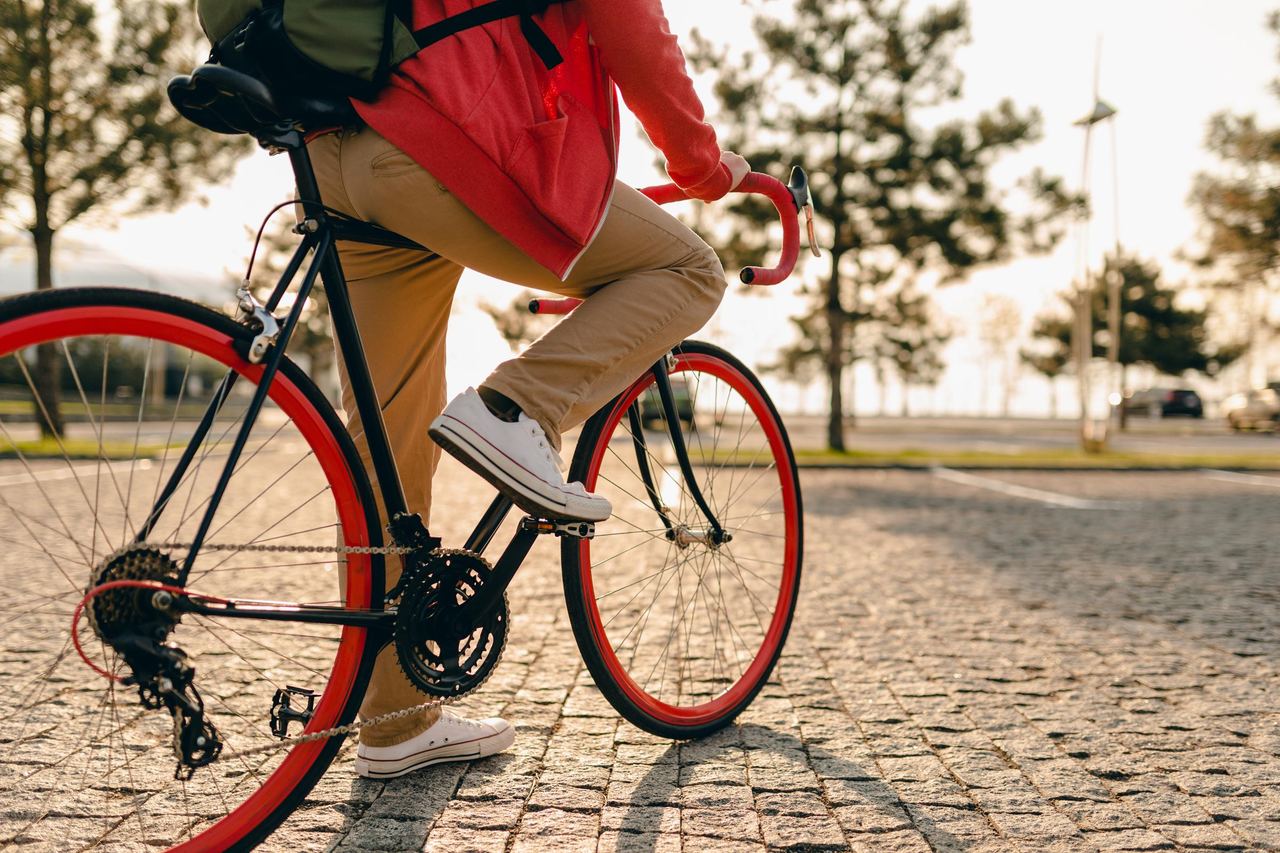 A person riding a bike | Source: Magnific