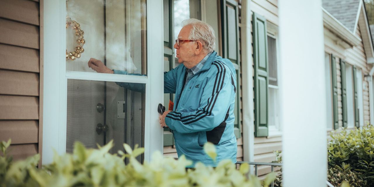 An elderly man knocking on a front door | Source: Pexels
