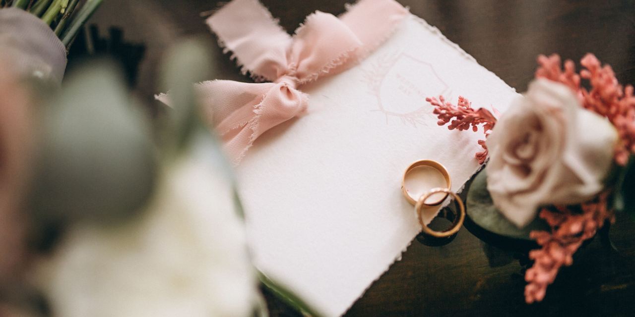Wedding bands on a wedding invitation | Source: Magnific