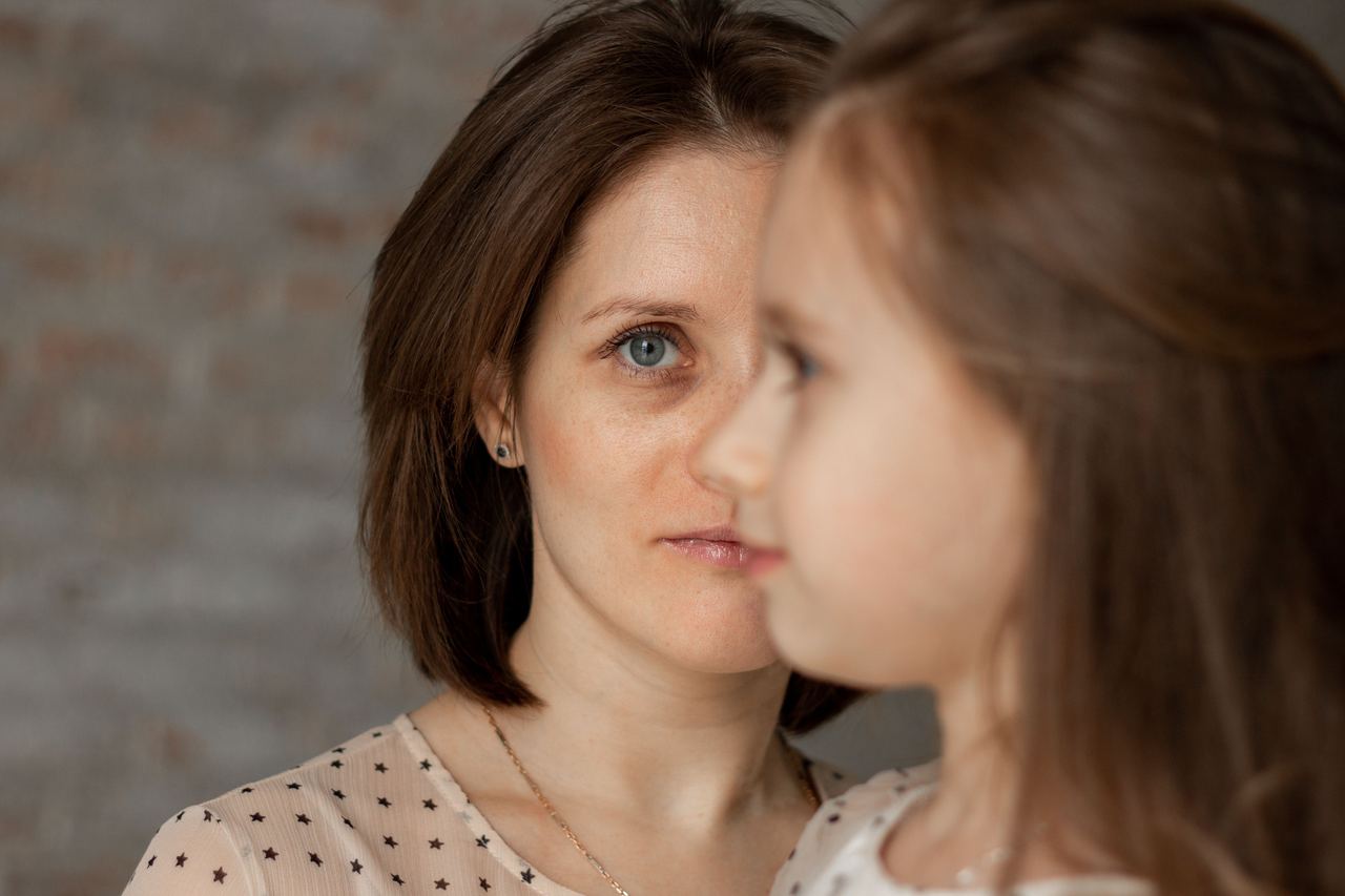 Portrait of a woman with a young girl | Source: Pexels