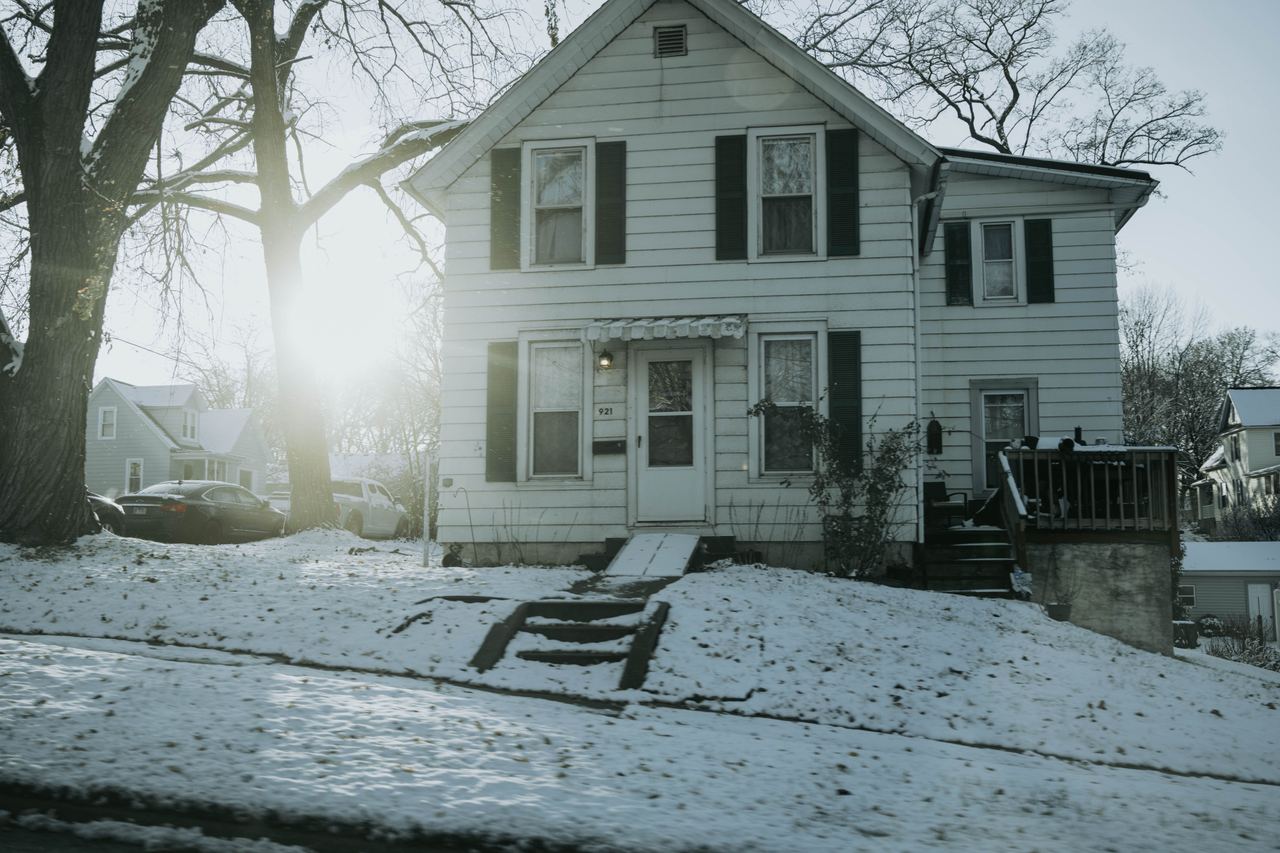A suburban house covered with fresh winter snow | Source: Pexels
