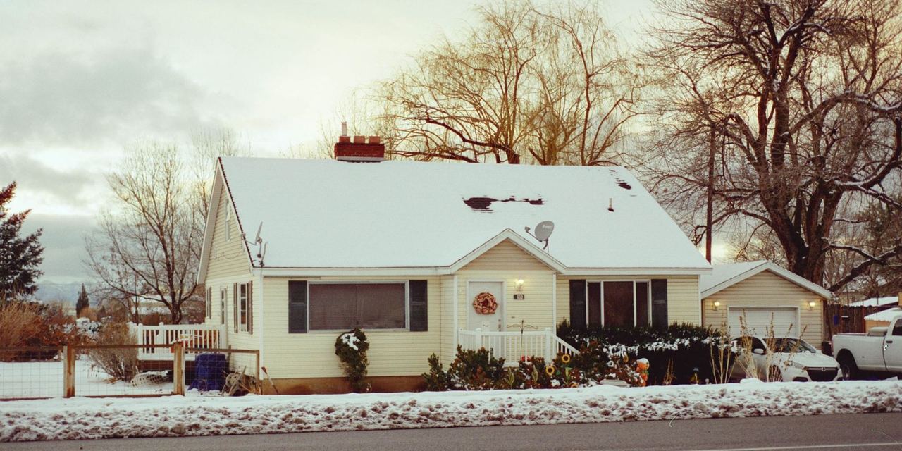 A snow-covered home on a quiet winter day | Source: Pexels