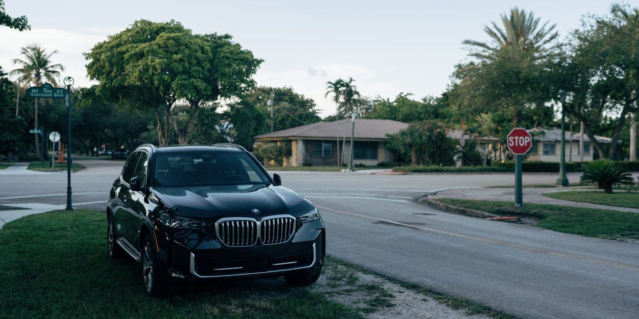 A black SUV | Source: Pexels