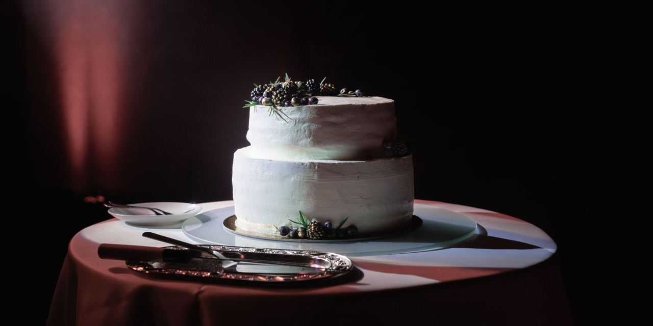 A two-layer white cake | Source: Shutterstock