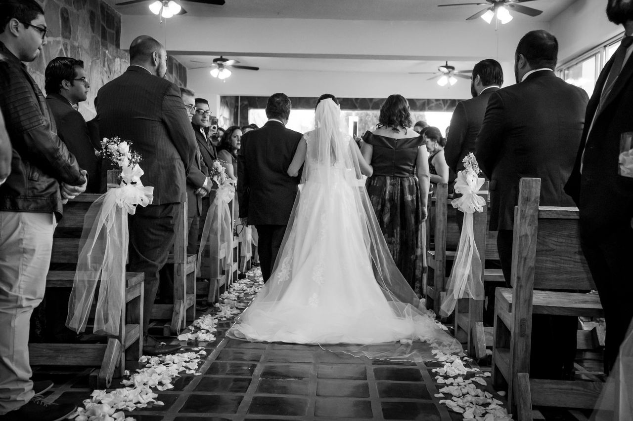 A bride walking down the aisle | Source: Pexels