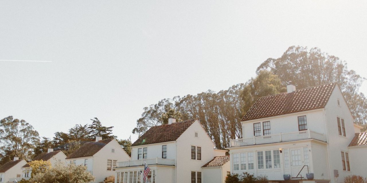 A suburban neighborhood | Source: Pexels