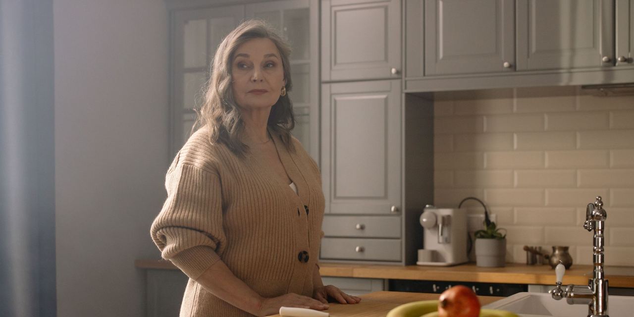 A serious older woman standing in a kitchen | Source: Pexels