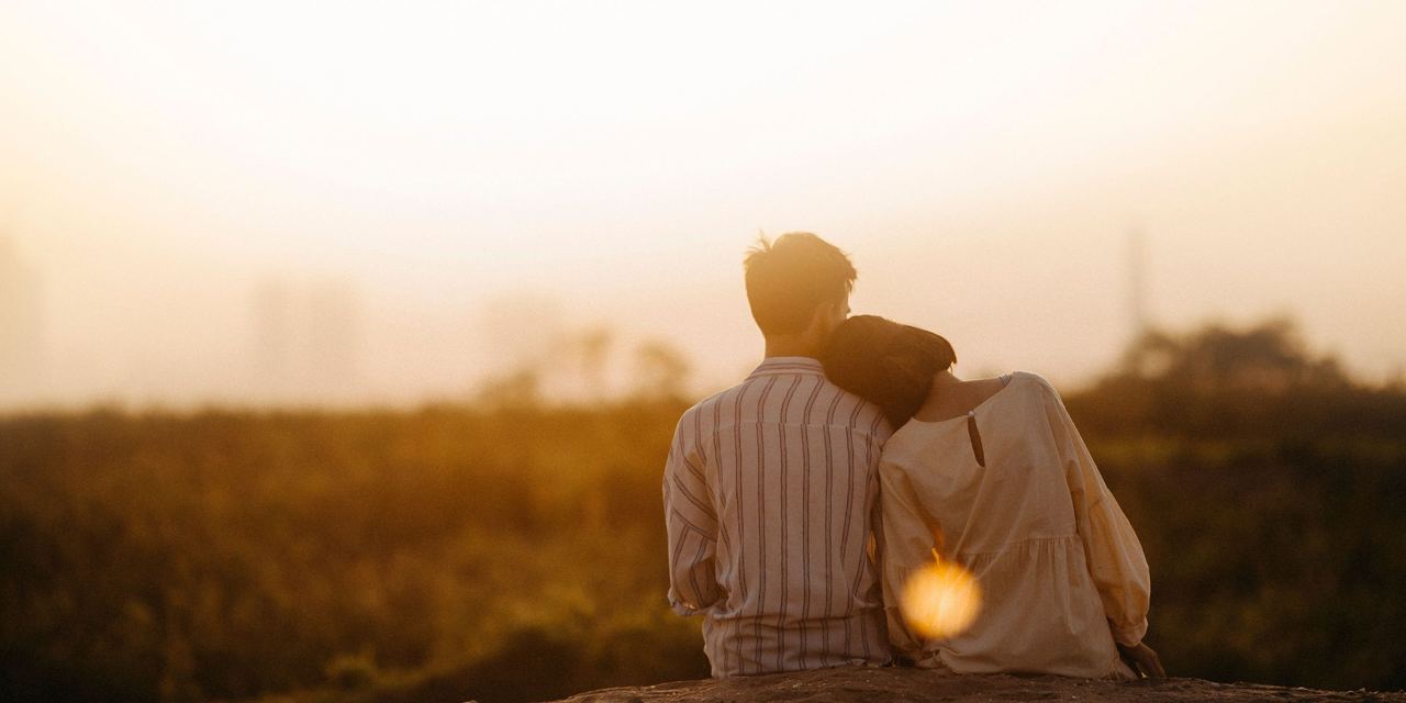 A back view of a couple during a sun setting | Source: Pexels