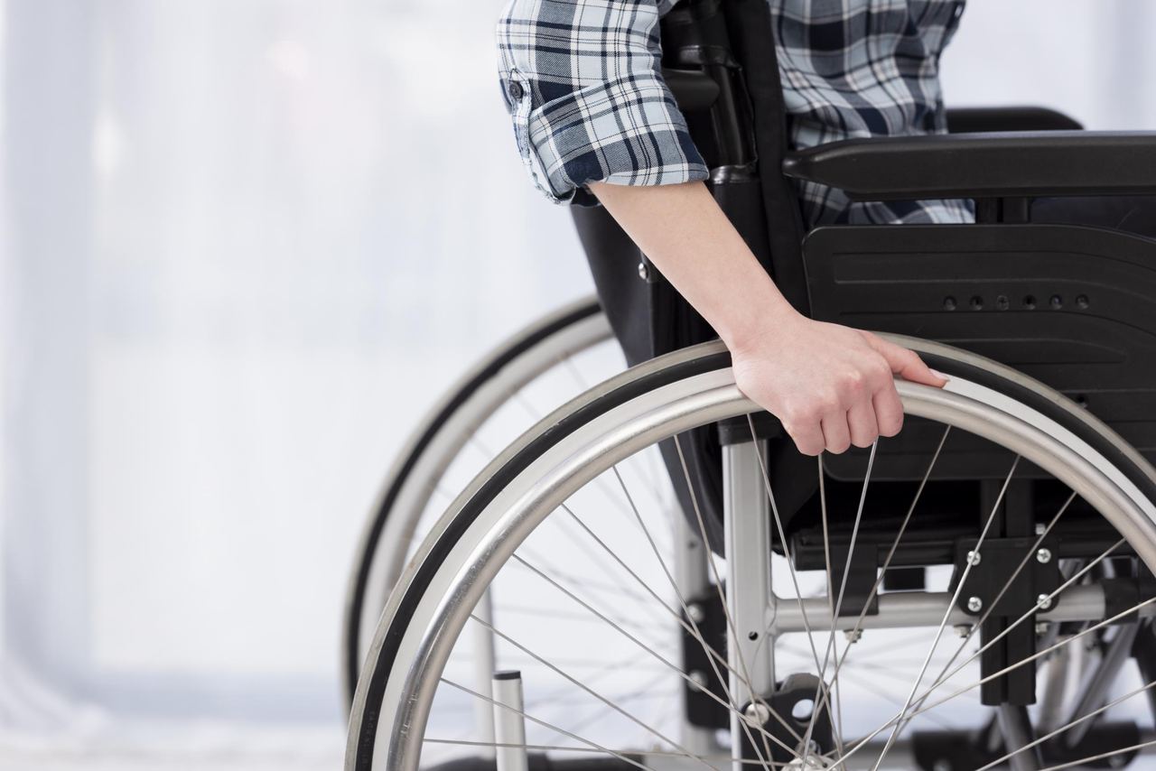 Close-up invalid person in wheelchair | Source: Magnific