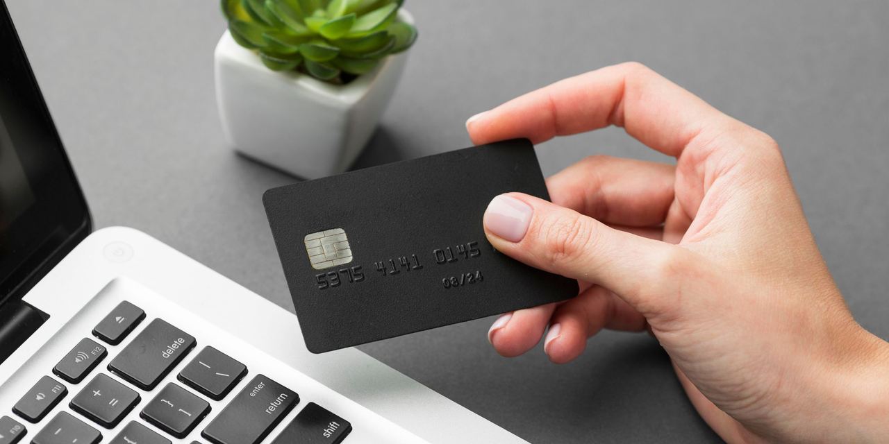 A person holding a bank card | Source: Magnific
