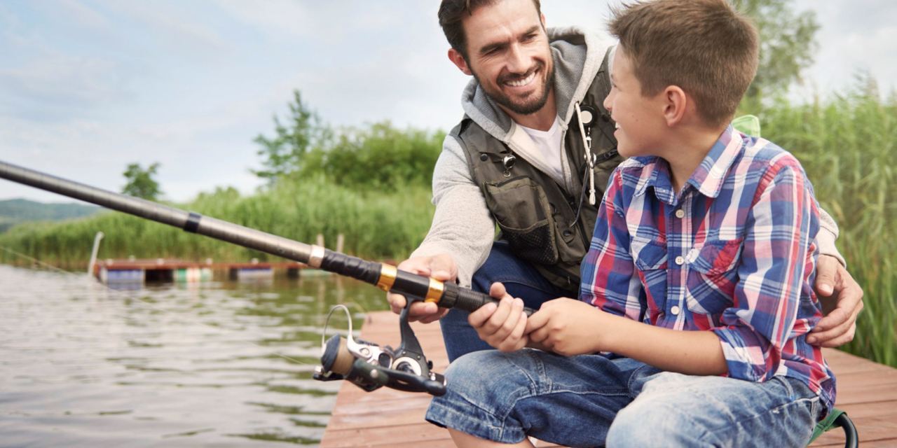 Father and son enjoying a quiet fishing trip together | Source: Magnific