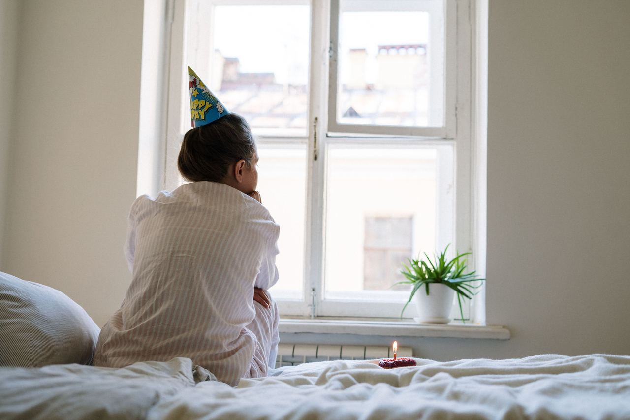 A person wearing a party hat | Source: Pexels