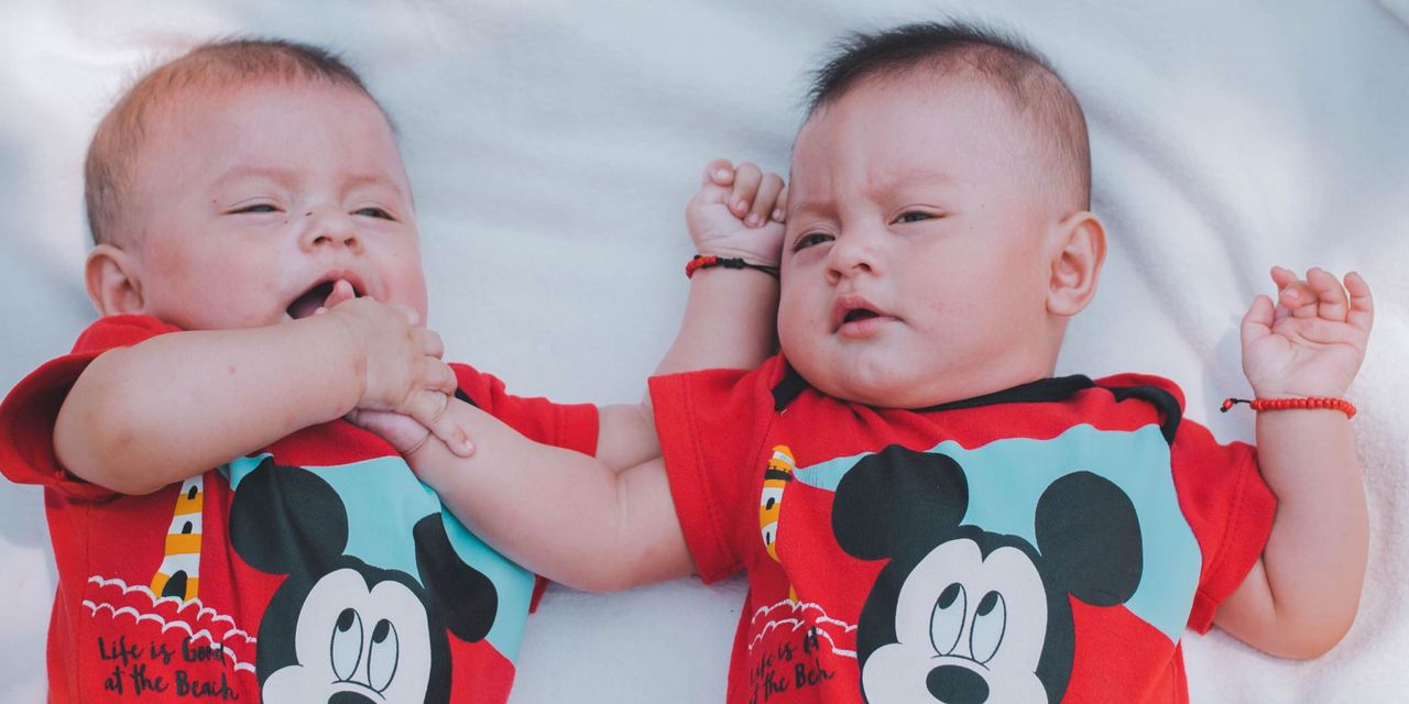 Cute twin babies lying awake | Source: Pexels