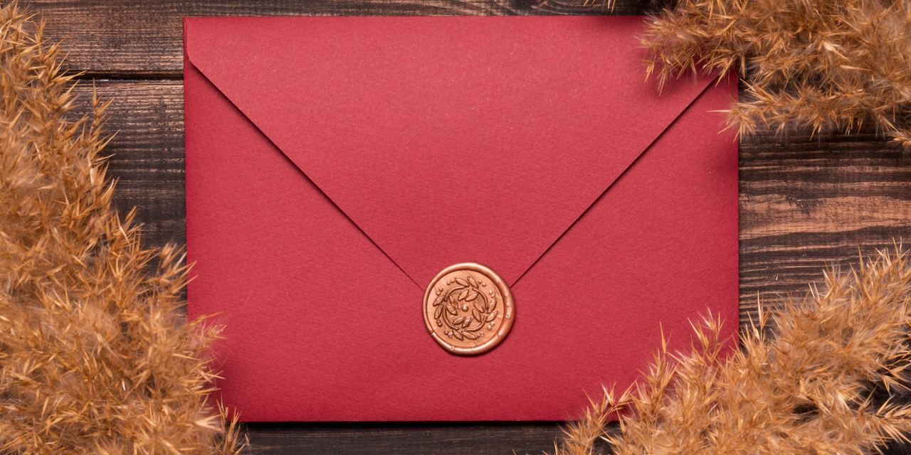 A close-up of an envelope | Source: Magnific
