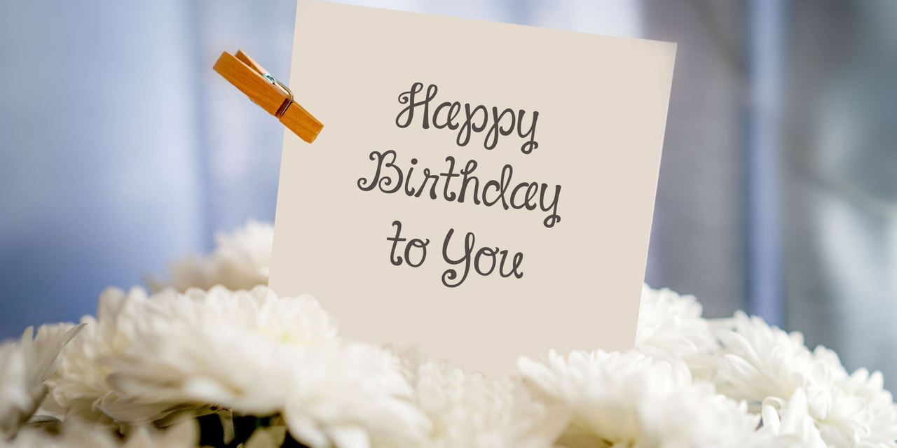 A card on a bouquet of flowers | Source: Pexels