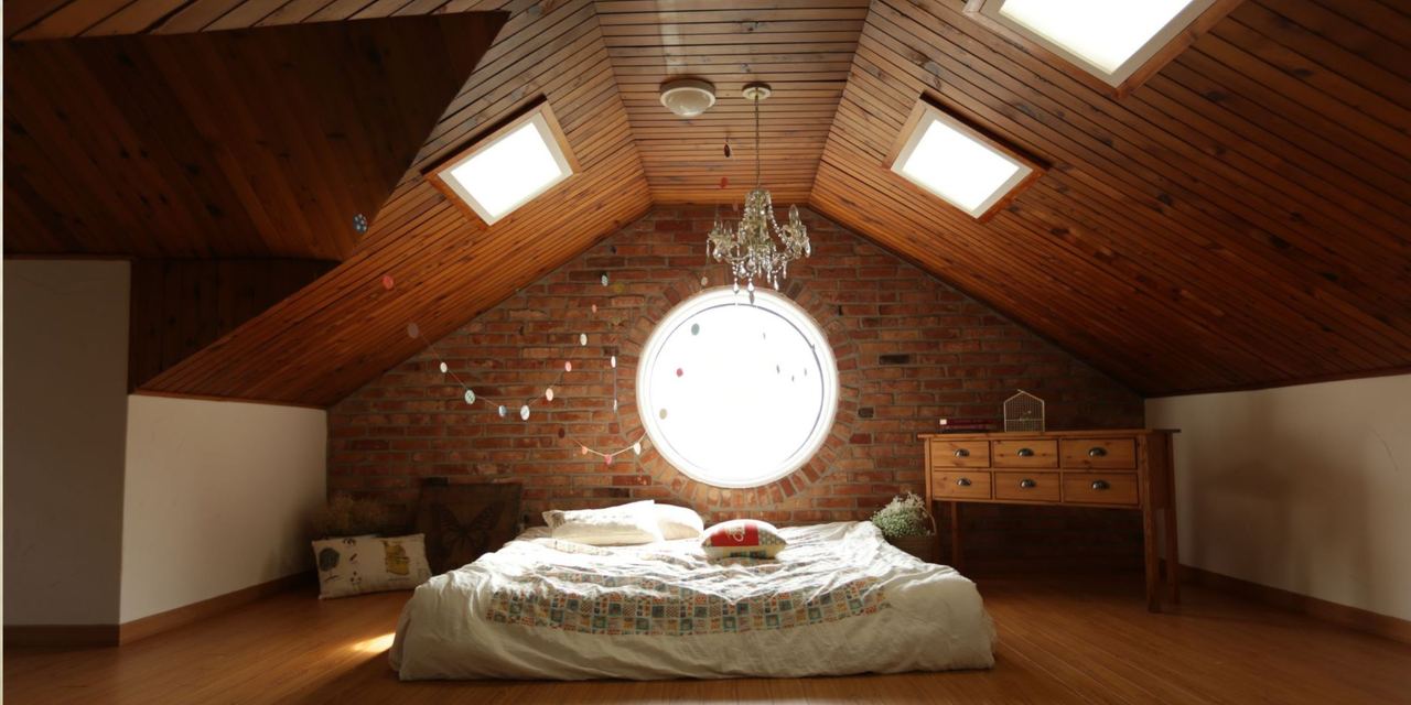 A warm and inviting attic bedroom | Source: Pexels