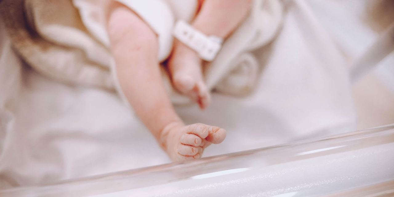 A close-up of a newborn baby's feet | Source: Pexels