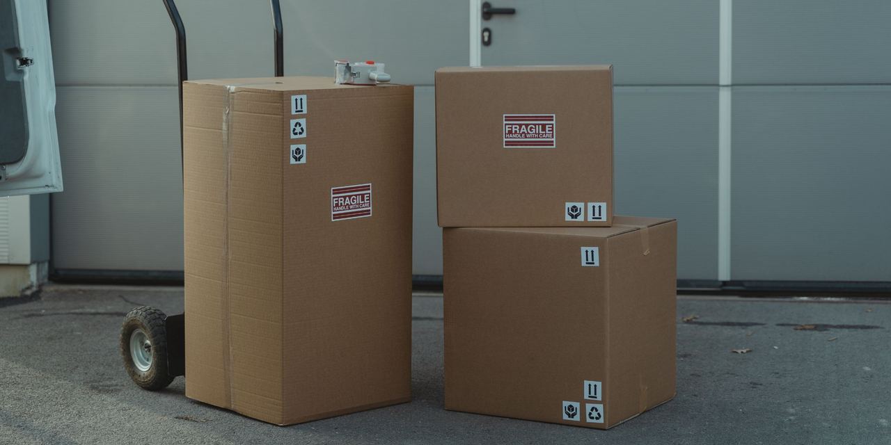 Three cardboard boxes in different sizes | Source: Pexels