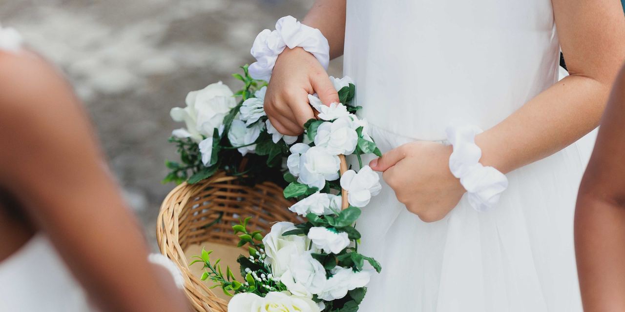 A flower girl holding her basket | Source: Pexels