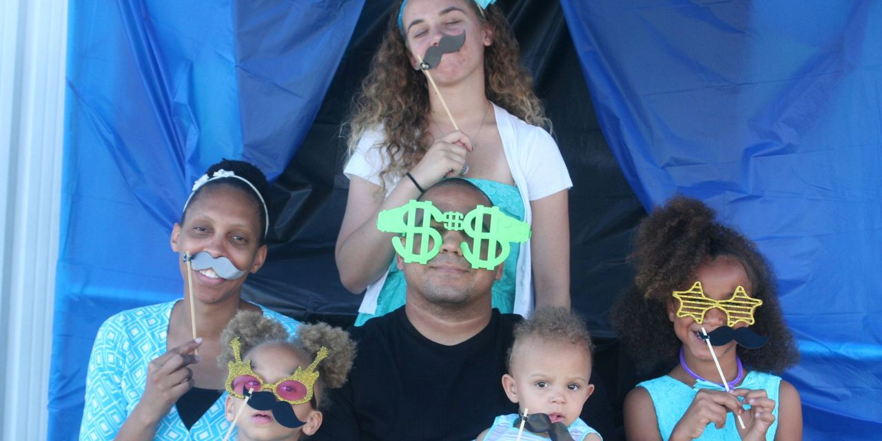 A father and kids at a photobooth | Source: Flickr