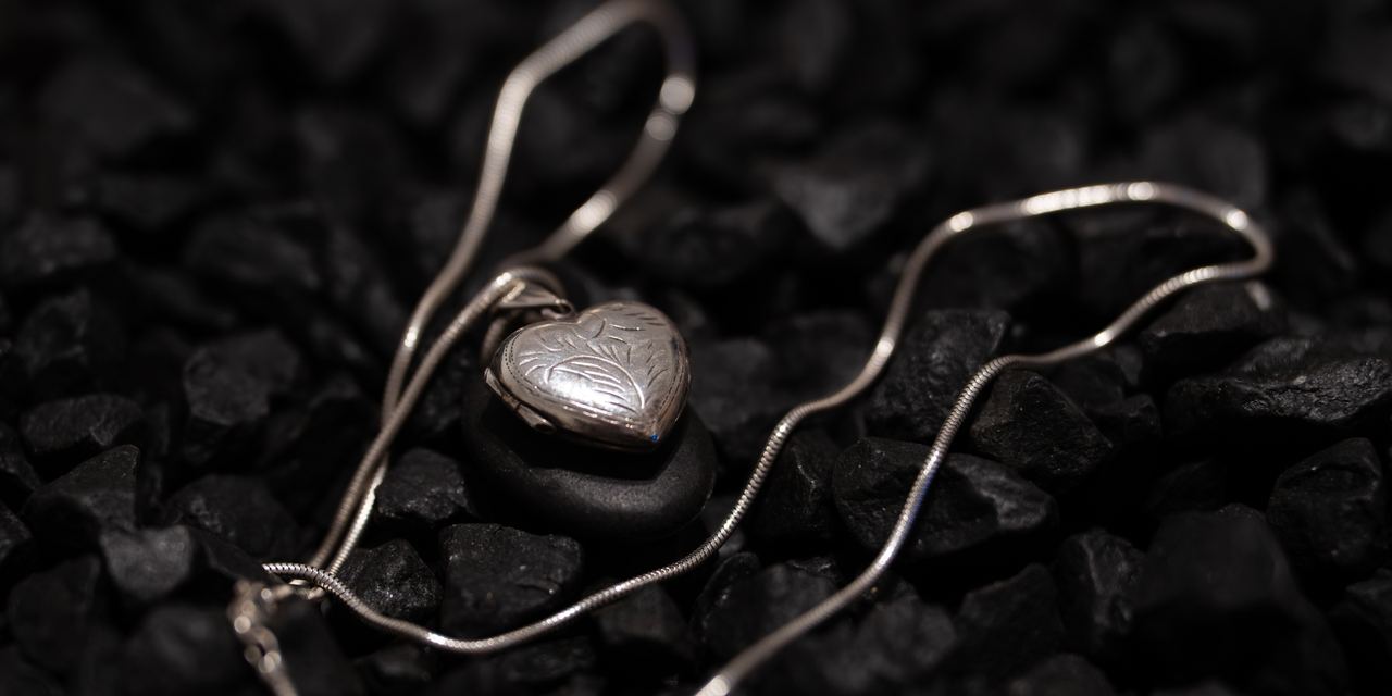 A vintage locket | Source: Shutterstock