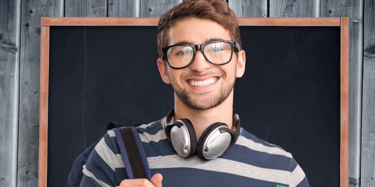 A young man wearing glasses | Source: Magnific